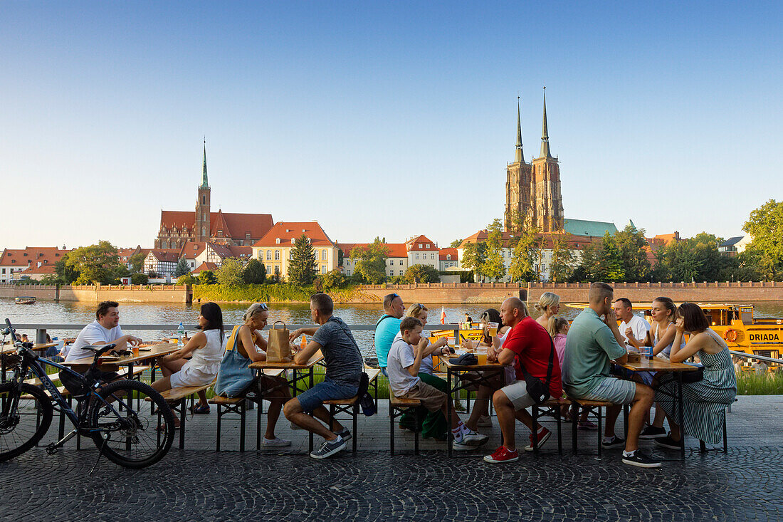  Menschen beim Food Festival, Oderufer, Blick auf die Dominsel mit Stiftskirche des Heiligen Kreuzes und St. Bartholomäus und Kathedrale des Heiligen Johannes des Täufers, Breslau, Niederschlesien, Polen 