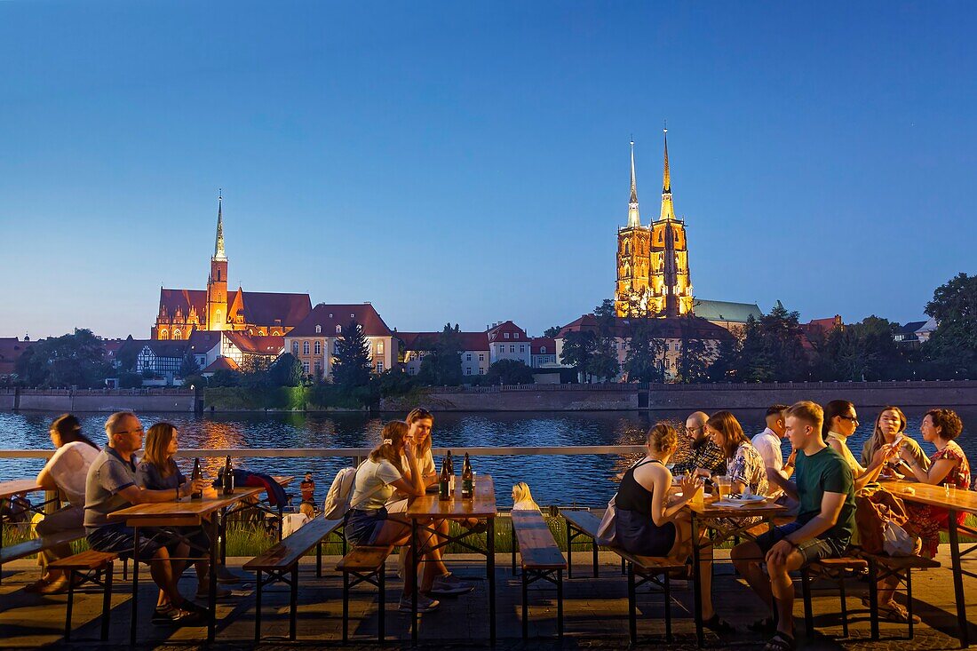  Menschen beim Food Festival, Oderufer, Blick auf die Dominsel mit Stiftskirche des Heiligen Kreuzes und St. Bartholomäus und Kathedrale des Heiligen Johannes des Täufers, Breslau, Niederschlesien, Polen 