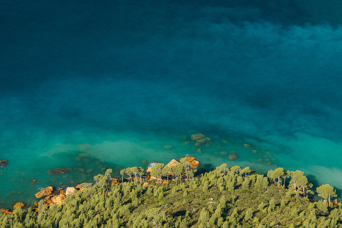  View from Cap Canaille to the Mediterranean Sea in the Bay of Cassis, Provence-Alpes-Côte d&#39;Azur, France 