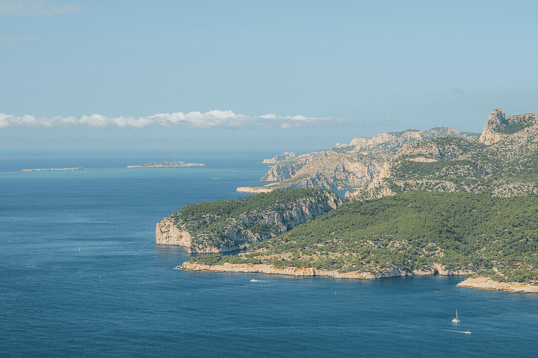 Blick vom Cap Canaille auf Cassis und den Calanques Nationalpark, Provence-Alpes-Côte d'Azur, Frankreich