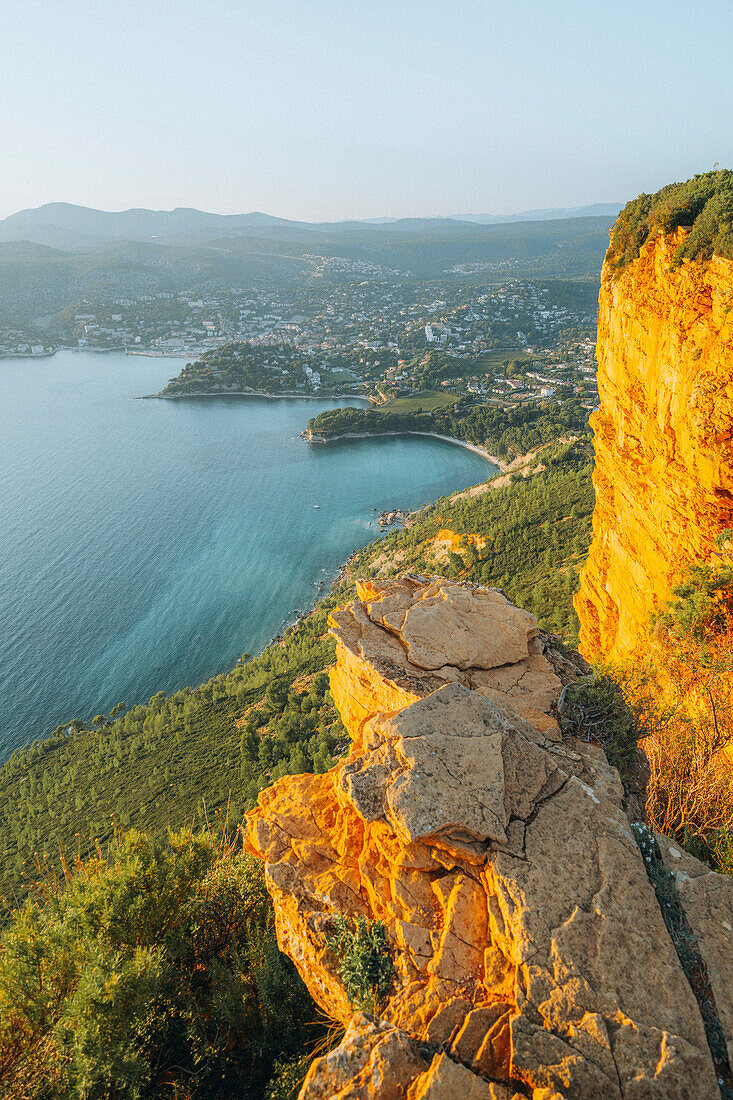  View from Cap Canaille to Cassis and the Calanques National Park, Provence-Alpes-Côte d&#39;Azur, France 