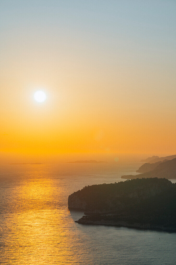  View from Cap Canaille to the Calanques National Park at sunset, Provence-Alpes-Côte d&#39;Azur, France 