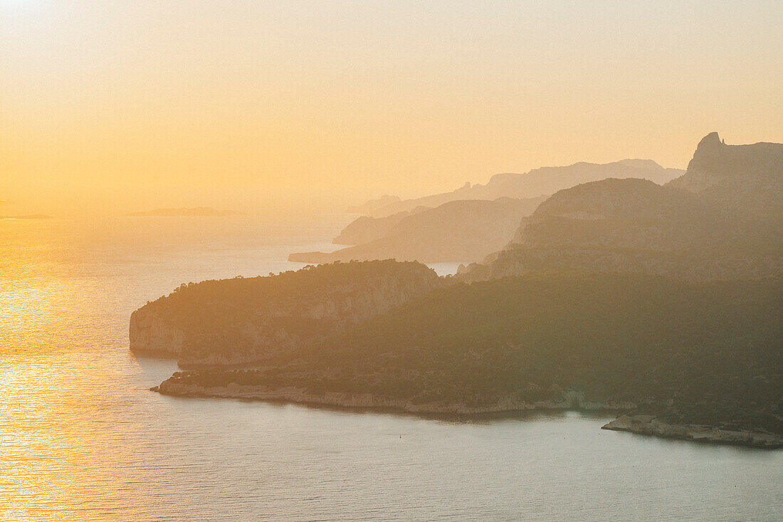  View from Cap Canaille to the Calanques National Park at sunset, Provence-Alpes-Côte d&#39;Azur, France 