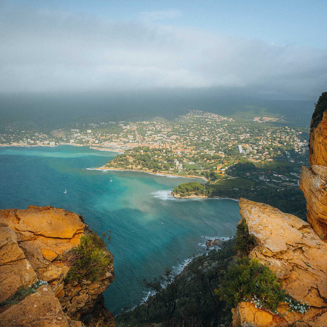  View from Cap Canaille to Cassis and the Calanques National Park, Provence-Alpes-Côte d&#39;Azur, France 