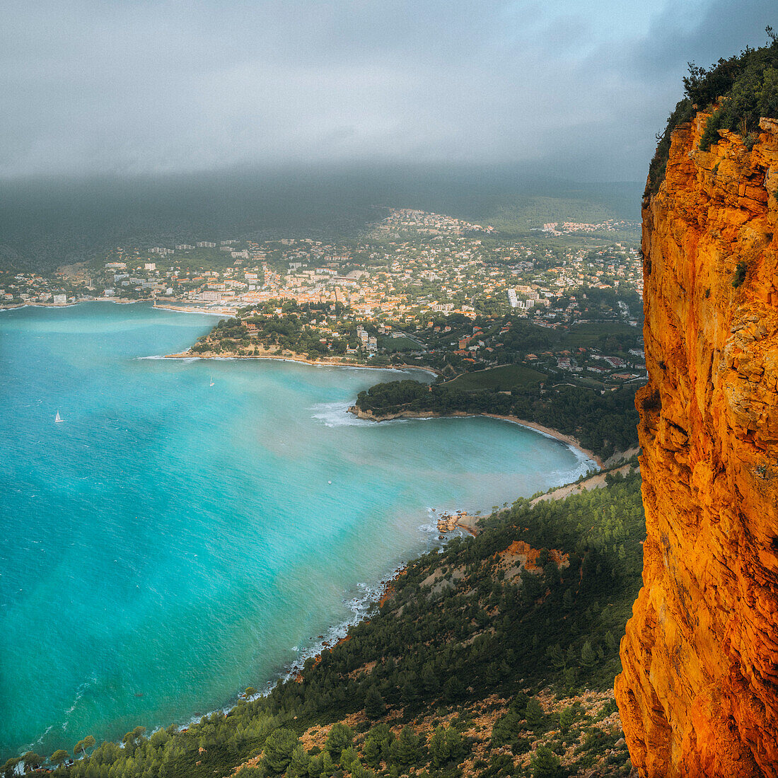 Blick vom Cap Canaille auf Cassis und den Calanques Nationalpark, Provence-Alpes-Côte d'Azur, Frankreich