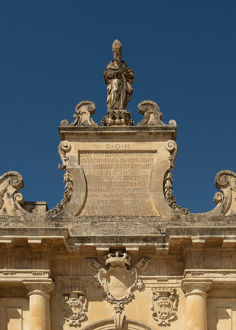  Nahaufnahme des Tores des Heiligen Blasius in Lecce, Apulien, Italien. 