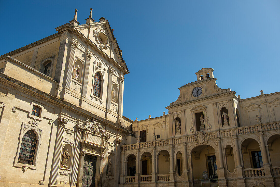  Die Kathedrale Unserer Lieben Frau Mariä Himmelfahrt (Duomo di Maria Santissima Assunta) und der Bischofspalast (Episcopio) an der Piazza del Duomo in Lecce, Apulien, Italien. 