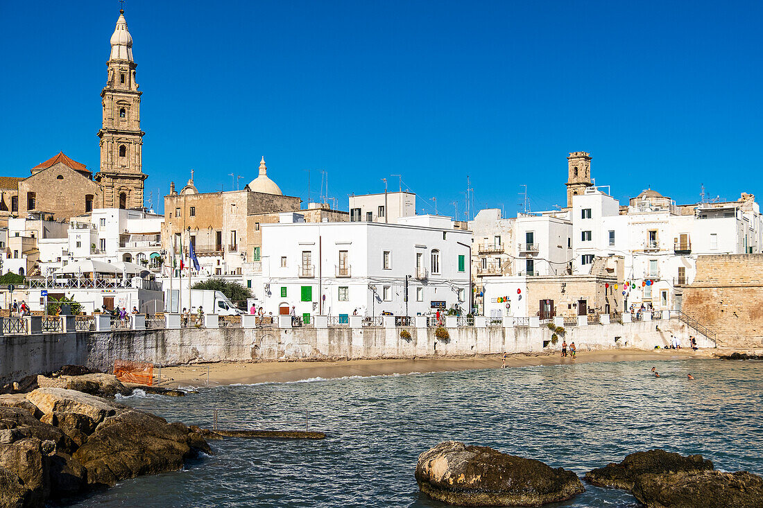  Blick auf das Meer und die historische Stadt Monopoli, Apulien, Italien. 