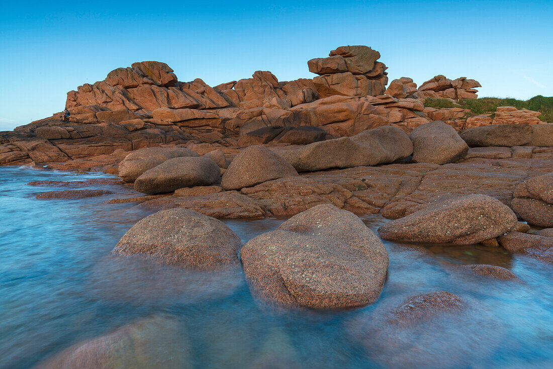 Felsformationen an der Côte de Granit Rose, Bretagne, Frankreich.