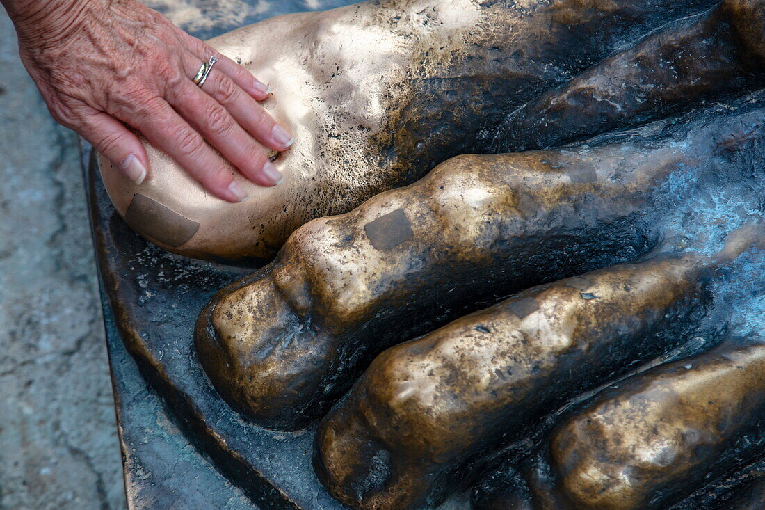 Hand berührt goldene Zehe einer riesigen Fußskulptur, Split, Split-Dalmatien, Kroatien, Europa