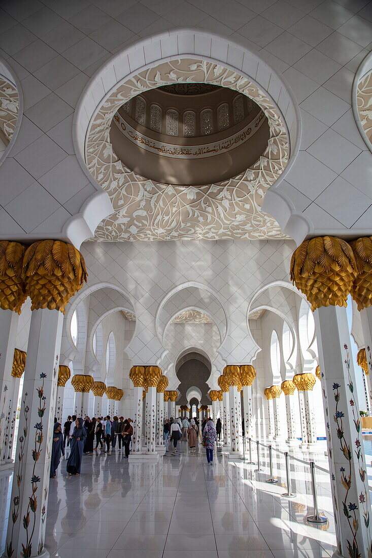 Fensterreflexion im Inneren der Scheich-Zayid-bin-Sultan-Al-Nahyan-Moschee, Abu Dhabi, Abu Dhabi, Vereinigte Arabische Emirate, Naher Osten