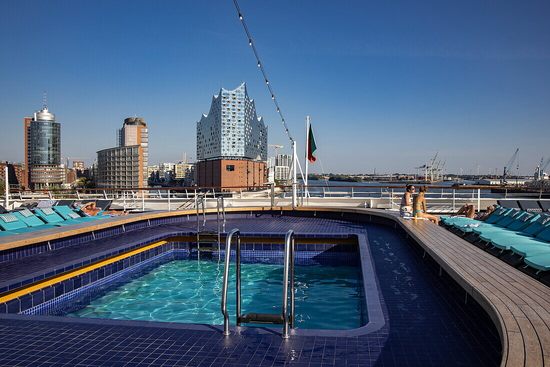 Pool an Bord des Kreuzfahrtschiffs Vasco da Gama (nicko cruises) mit Elbphilharmonie Konzertsaal, Hamburg, Deutschland, Europa