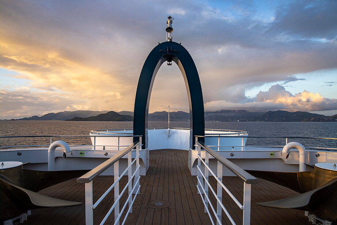 Krähennest an Bord des Expeditionskreuzfahrtschiffs SH Diana (Swan Hellenic) und Küste bei Sonnenaufgang, in der Nähe von Victoria, Insel Mahé, Seychellen, Indischer Ozean