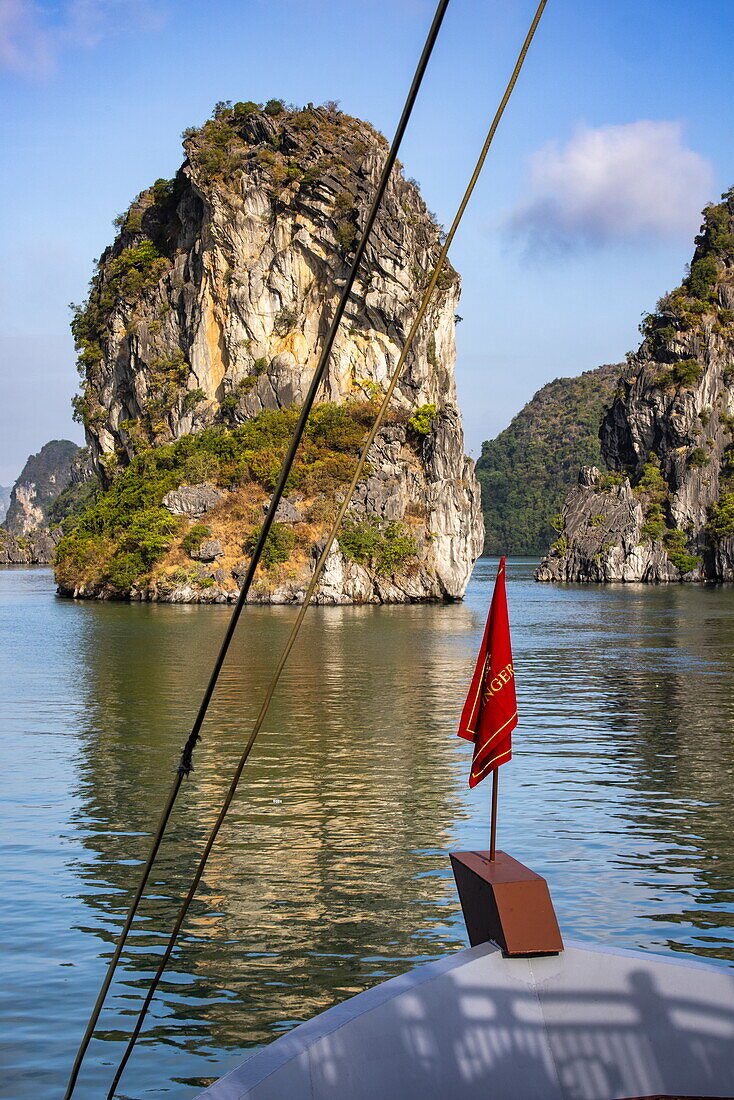 Bug des Boutique-Kreuzfahrtschiffs Ginger (Heritage Line) und Karstinseln, Lan Ha Bay, Haiphong, Vietnam, Asien