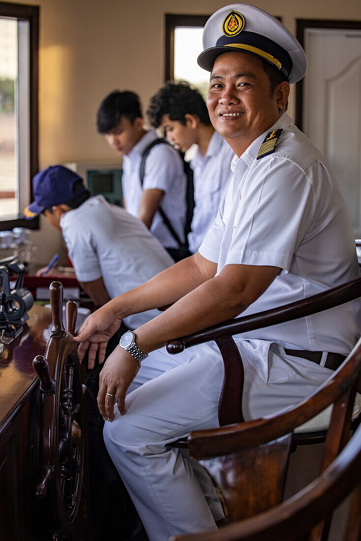 Freundlicher Kapitän des Boutique-Flusskreuzfahrtschiffs The Jahan (Heritage Line) auf dem Mekong, Phnom Penh, Phnom Penh, Kambodscha, Asien