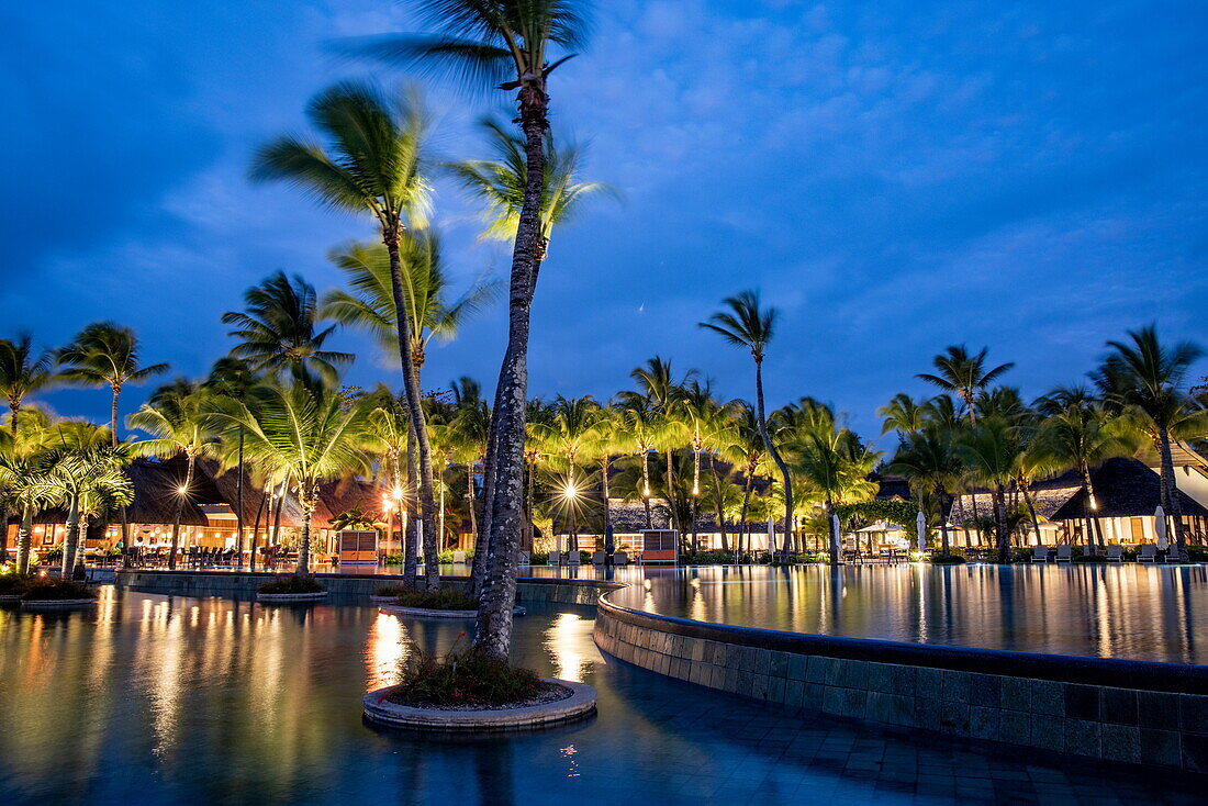 Swimmingpool, Restaurant und Kokospalmen im Trou aux Biches Beachcomber Golf Resort & Spa in der Abenddämmerung, Trou aux Biches, Pamplemousses, Mauritius, Indischer Ozean