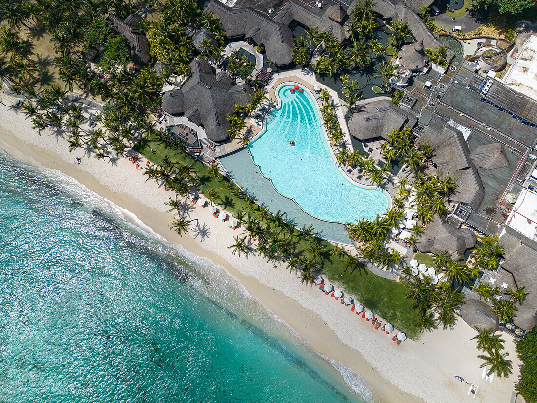 Luftaufnahme von Strand und Swimmingpool im Dinarobin Beachcomber Golf Resort & Spa, Le Morne, Rivière Noire, Mauritius, Indischer Ozean