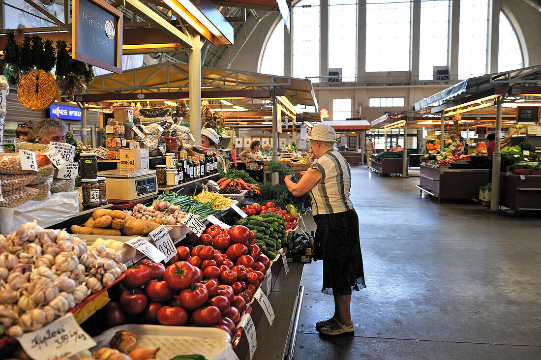  Der Zentralmarkt ist einer der größten und ältesten Märkte Europas mit fünf Lebensmittelpavillons in riesigen umgebauten Zeppelinhangars, Riga, Lettland, Baltikum, Nordeuropa 