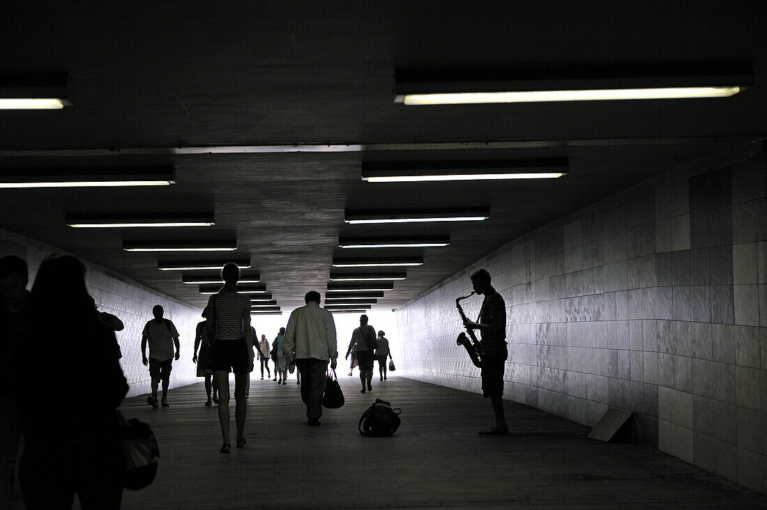 Saxophonist in einer U-Bahn am Hauptbahnhof, Riga, Lettland, Baltikum, Nordeuropa