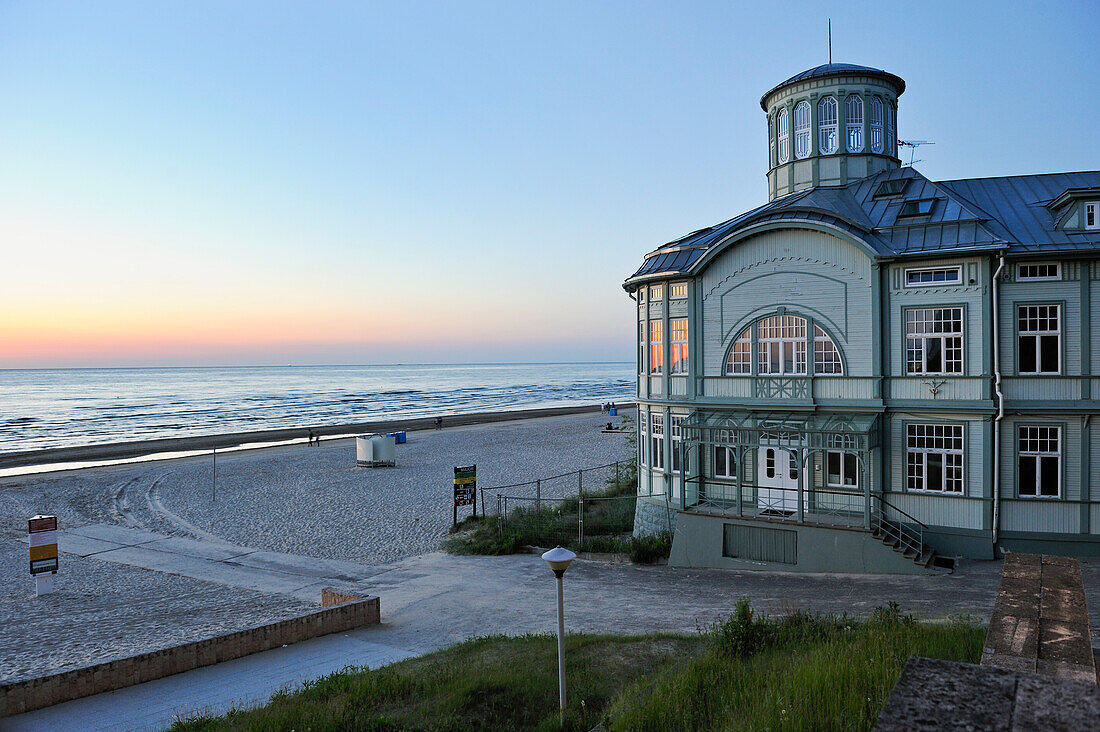  typisches Holzhaus am Meer in der Abenddämmerung, Jurmala, Rigaer Meerbusen, Lettland, Baltikum, Nordeuropa 