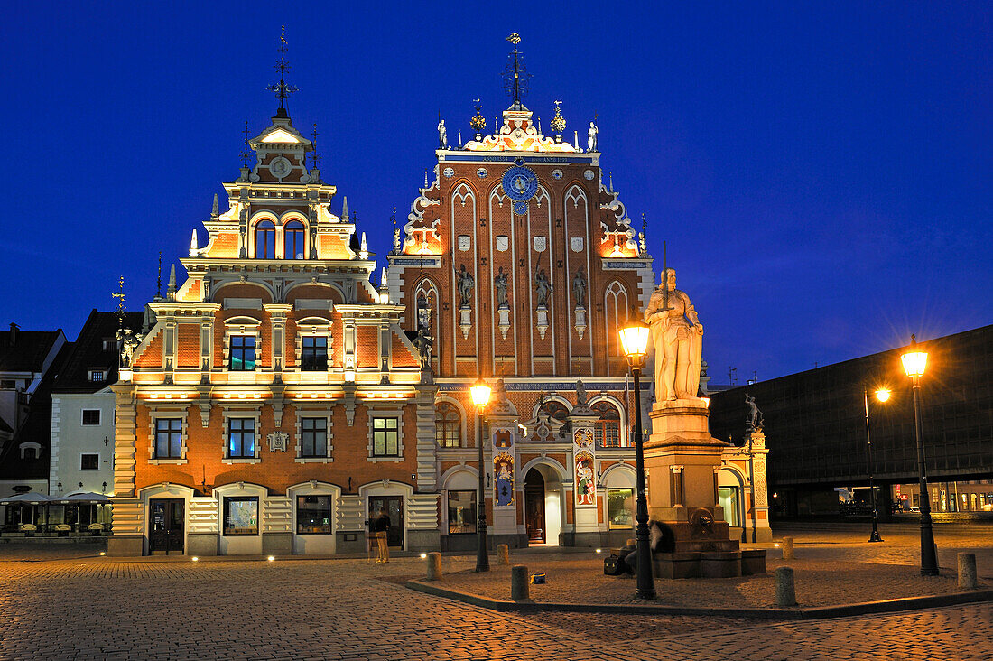  Statue des Roland, Schwarzhäupterhaus und Schwabehaus, Rathausplatz, Ratslaukums, Riga, Lettland, Baltikum, Nordeuropa 