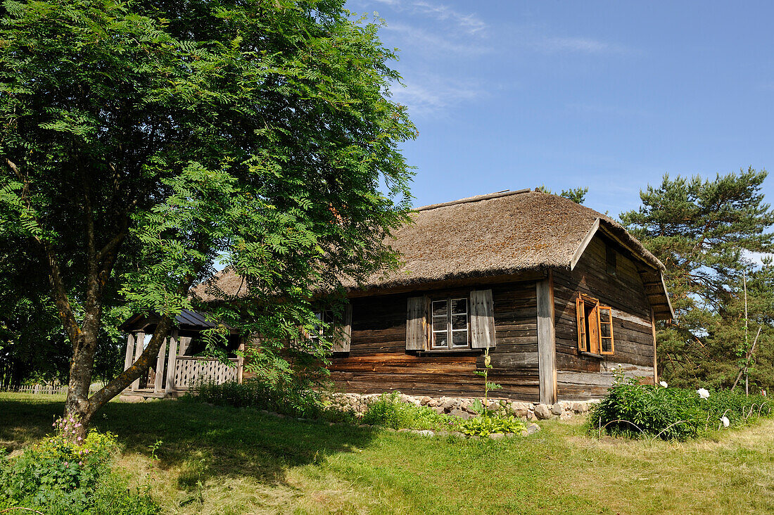  Reetgedecktes Haus, traditioneller Fischerhof in einem Küstendorf, ethnographisches Freilichtmuseum rund um Riga, Lettland, Baltikum, Nordeuropa 