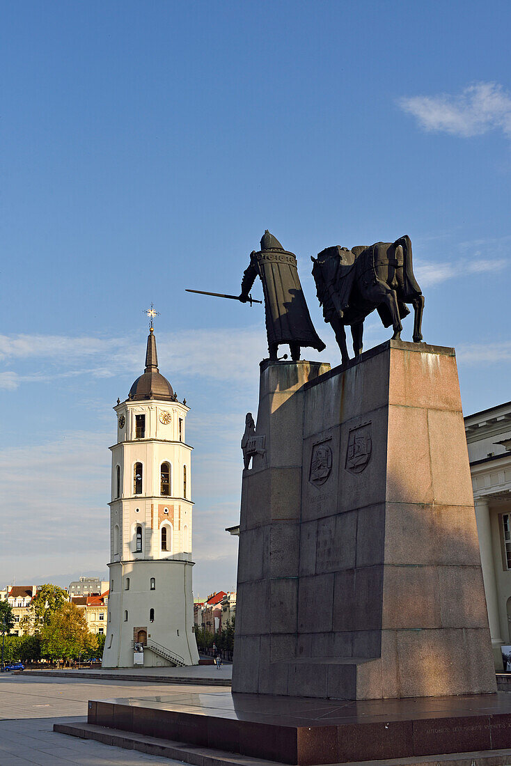 Gediminas-Denkmal (Großherzog von Litauen) auf dem Domplatz, Vilnius, Litauen, Europa