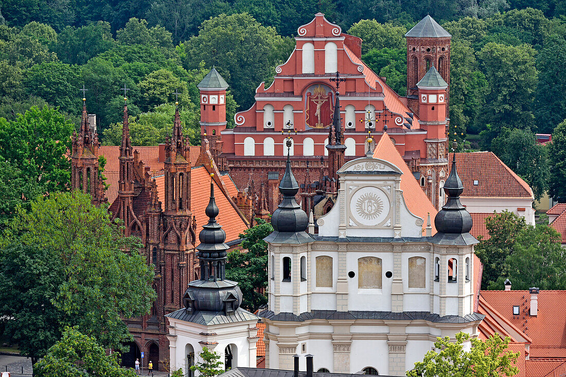  Vorderseite des Church Heritage Museum, der St.-Anna-Kirche und der Kirche des Heiligen Franziskus und des Heiligen Bernhard, von der Spitze des Turms der St.-Johannis-Kirche aus gesehen, Vilnius, Litauen, Europa 