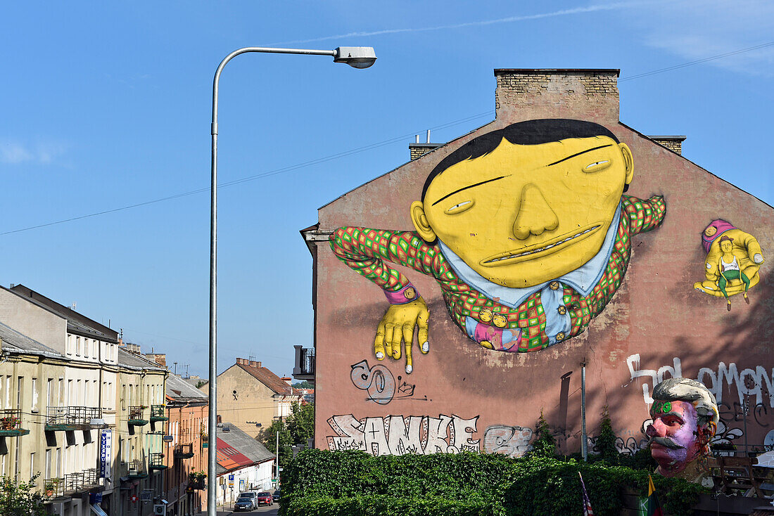 Wandmalerei von Os Gemeos, zwei brasilianischen Zwillingsbrüdern, Graffiti- und Straßenkünstlern, Vilnius, Litauen, Europa