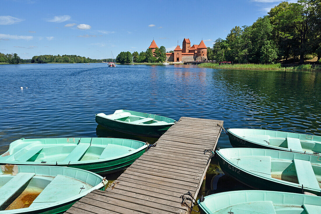  Ruderboote vor der Burg Trakai auf einer Insel im See Galve, Litauen, Europa 