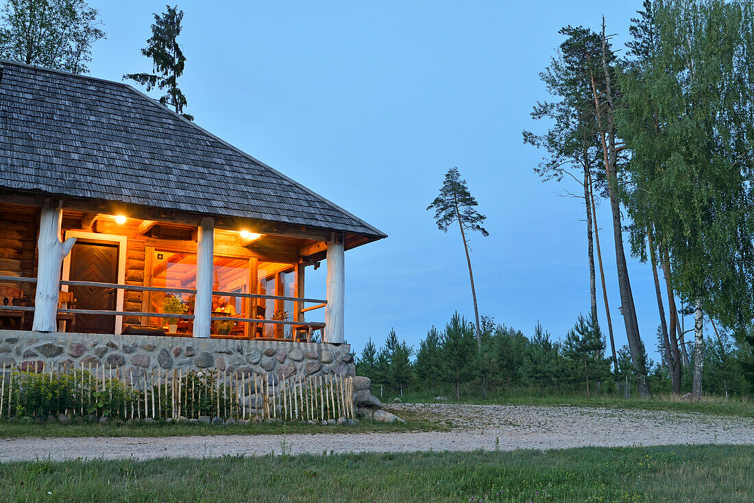  Blockhaus mit Veranda, in der sich das Restaurant befindet, ländliche Unterkünfte in Miskiniskes, Nationalpark Aukstaitija, Litauen, Europa 