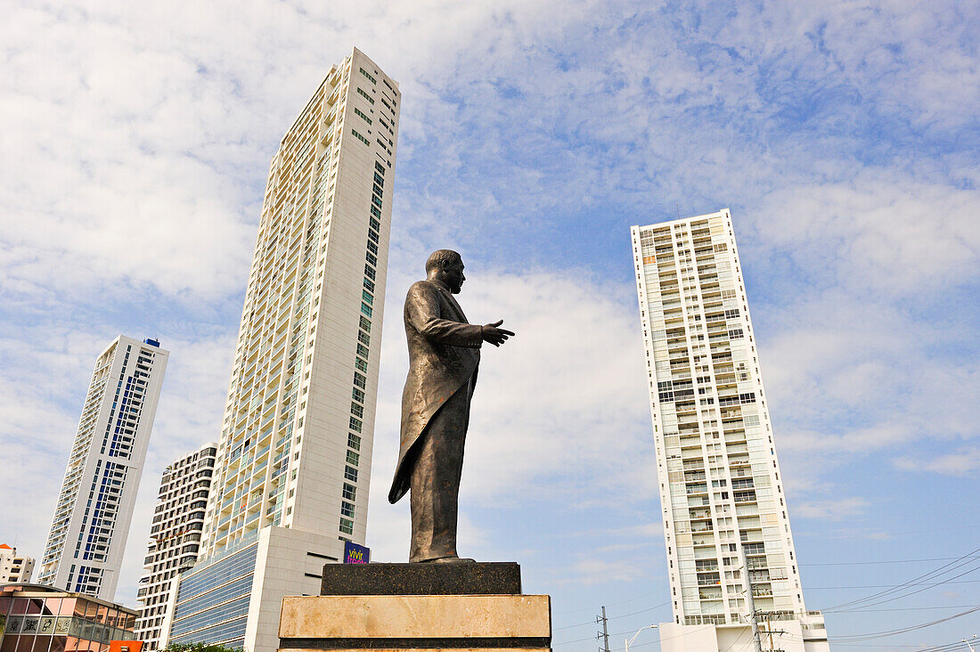  Statue, mit der Neustadt im Hintergrund, in der Nähe des Besucherzentrums von Panama Viejo, Panama-Stadt, Republik Panama, Mittelamerika 