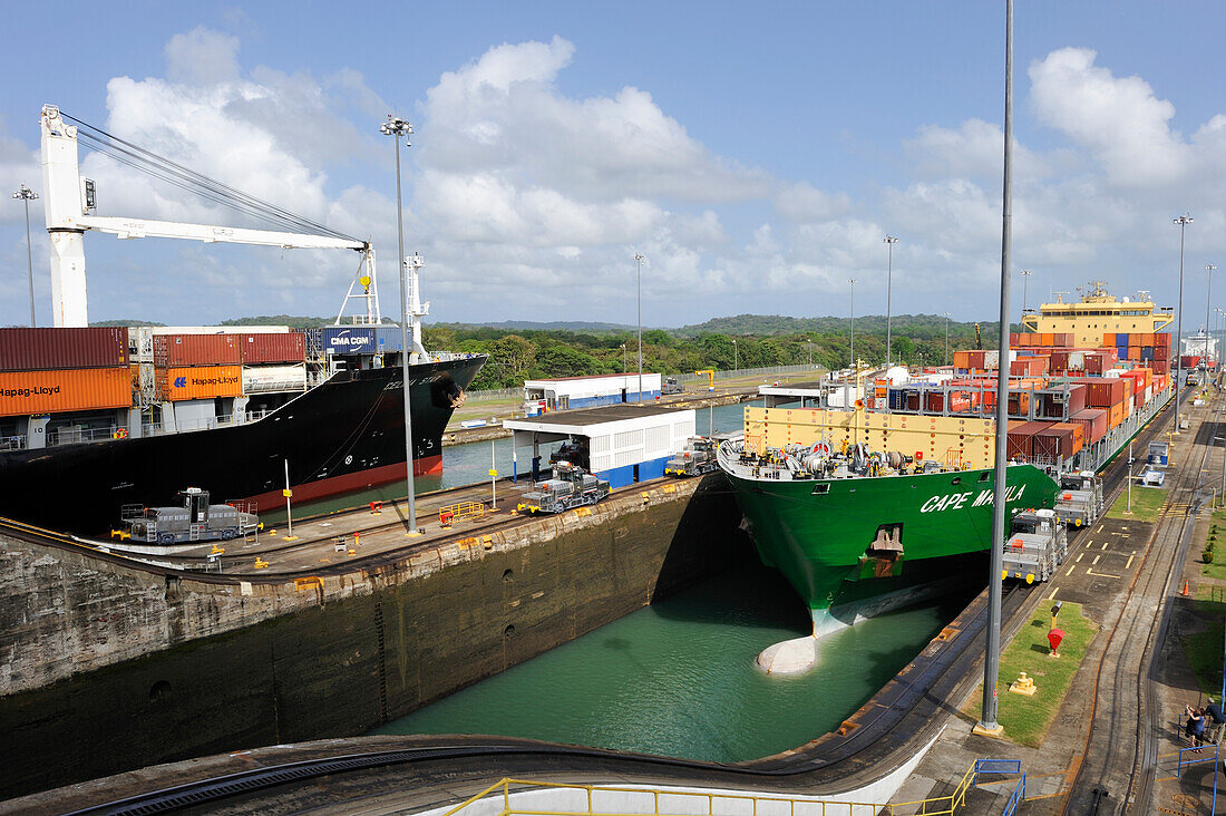 Containerschiff überquert die Gatun-Schleusen des Panamakanal, Republik Panama, Mittelamerika