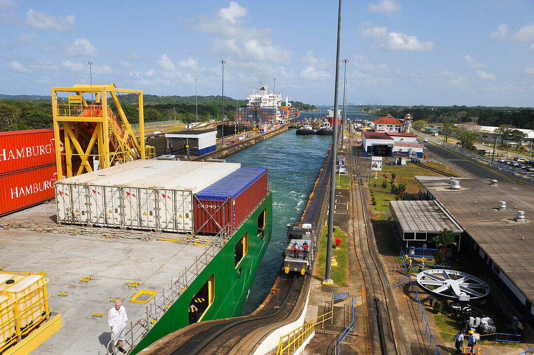 Containerschiff überquert die Gatun-Schleusen des Panamakanal, Republik Panama, Mittelamerika