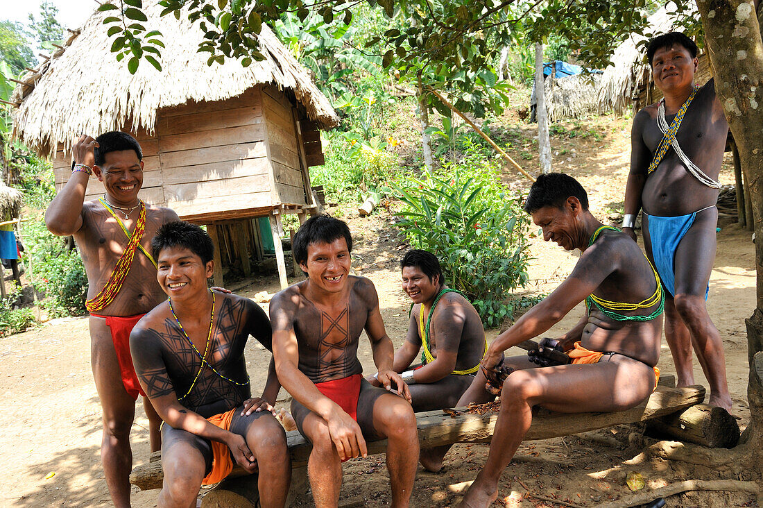  Junge Männer der einheimischen Gemeinschaft der Embera leben am Fluss Chagres im Chagres Nationalpark, Republik Panama, Mittelamerika 