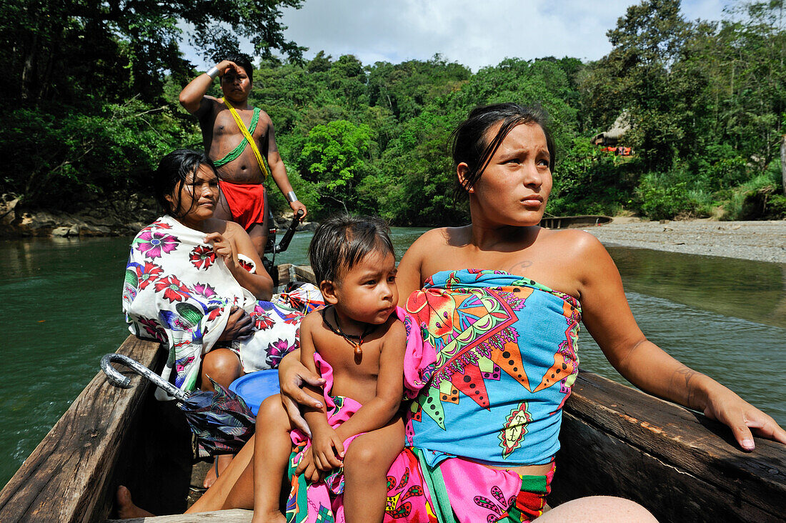 Familie aus der indigenen Gemeinschaft der Embera, die am Fluss Chagres im Chagres-Nationalpark lebt, Republik Panama, Mittelamerika