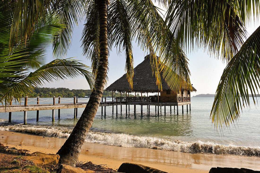  Bar und Restaurant auf Stelzen, Playa Tortuga Hotel, Colon Island, Bocas del Toro Archipel, Republik Panama, Mittelamerika 