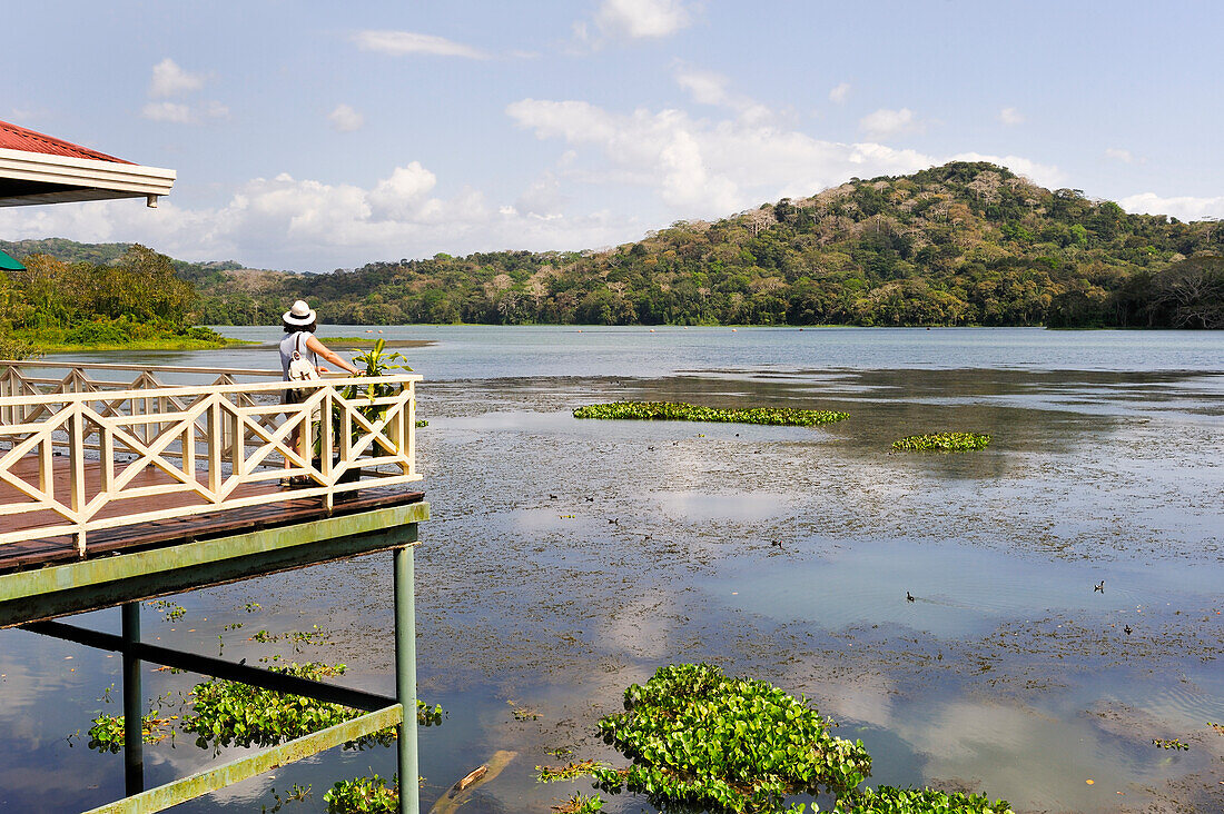 Terrasse Restaurant Los Lagartos des Gamboa Resorts am Ufer von Fluss Chagres, Republik Panama, Mittelamerika