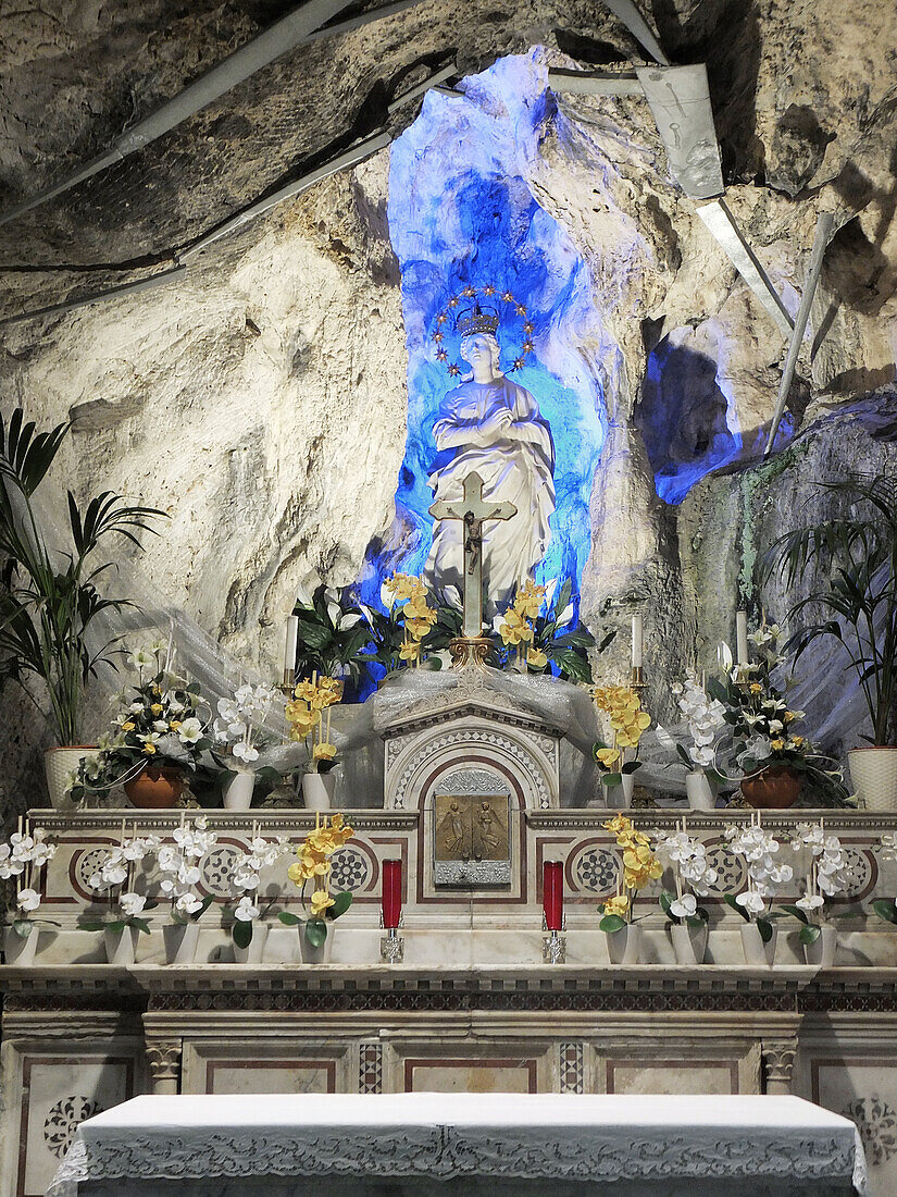 Heiligenstatue in Höhle, Santuario di Santa Rosalia, Monte Pellegrino, Palermo, Sizilien, Italien, Europa