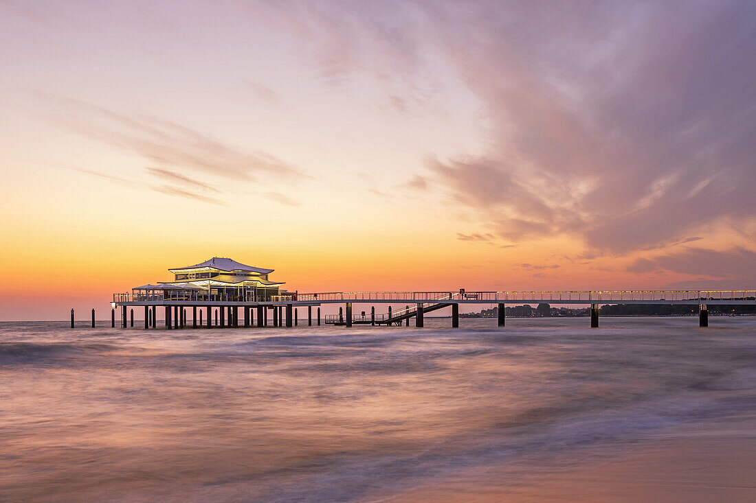 Blick auf das Mikado Teehaus auf der Seeschlösschenbrücke in Timmendorfer Strand, Ostsee, Ostholstein, Schleswig-Holstein, Deutschland