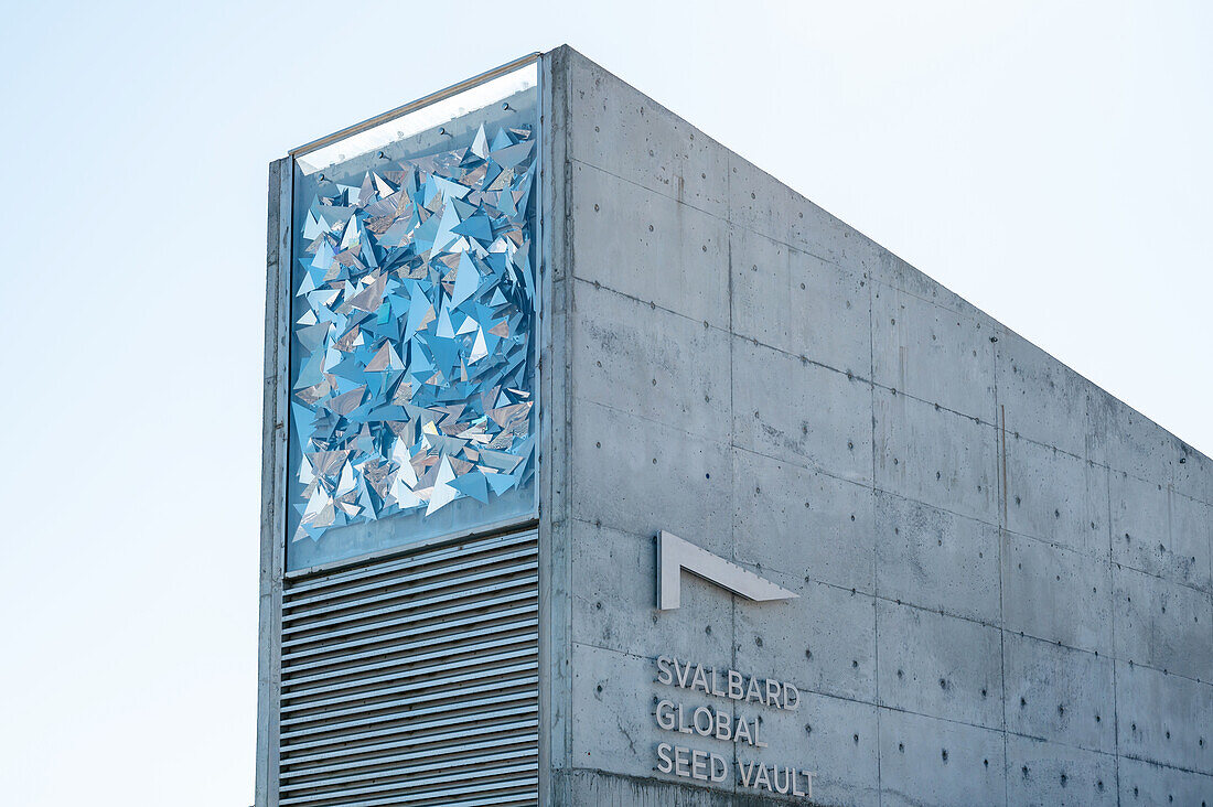 Blick auf das Gebäude des Svalbard Global Seed Vault, Weltweiter Saatgut-Tresor in Longyearbyen auf Spitzbergen, Svalbard, Norwegen, Arktis