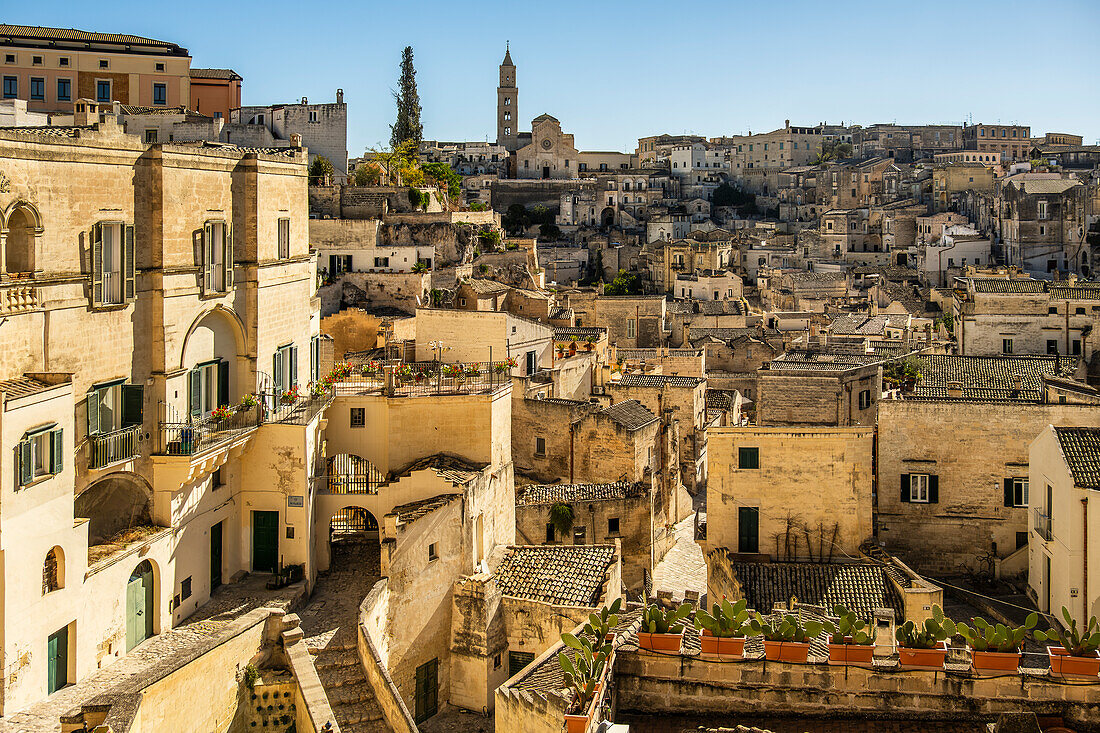 Aussicht auf die Häuser der Sassi di Matera, dem historischen Zentrum von Matera, Basilikata, Italien