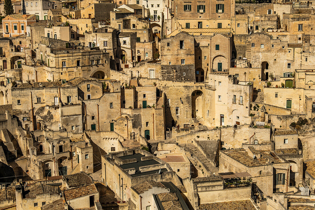 Aussicht auf die Häuser der Sassi di Matera, dem historischen Zentrum von Matera, Basilikata, Italien. Die Straßen in einigen Teilen der Sassi verlaufen oft über anderen Häusern.