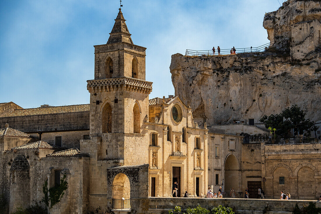  Kirche St. Peter und Paul (San Pietro Caveoso) mit dem Park Murgia Materana (Parco della Murgia Materana) im Hintergrund, Matera, Basilikata, Italien. 