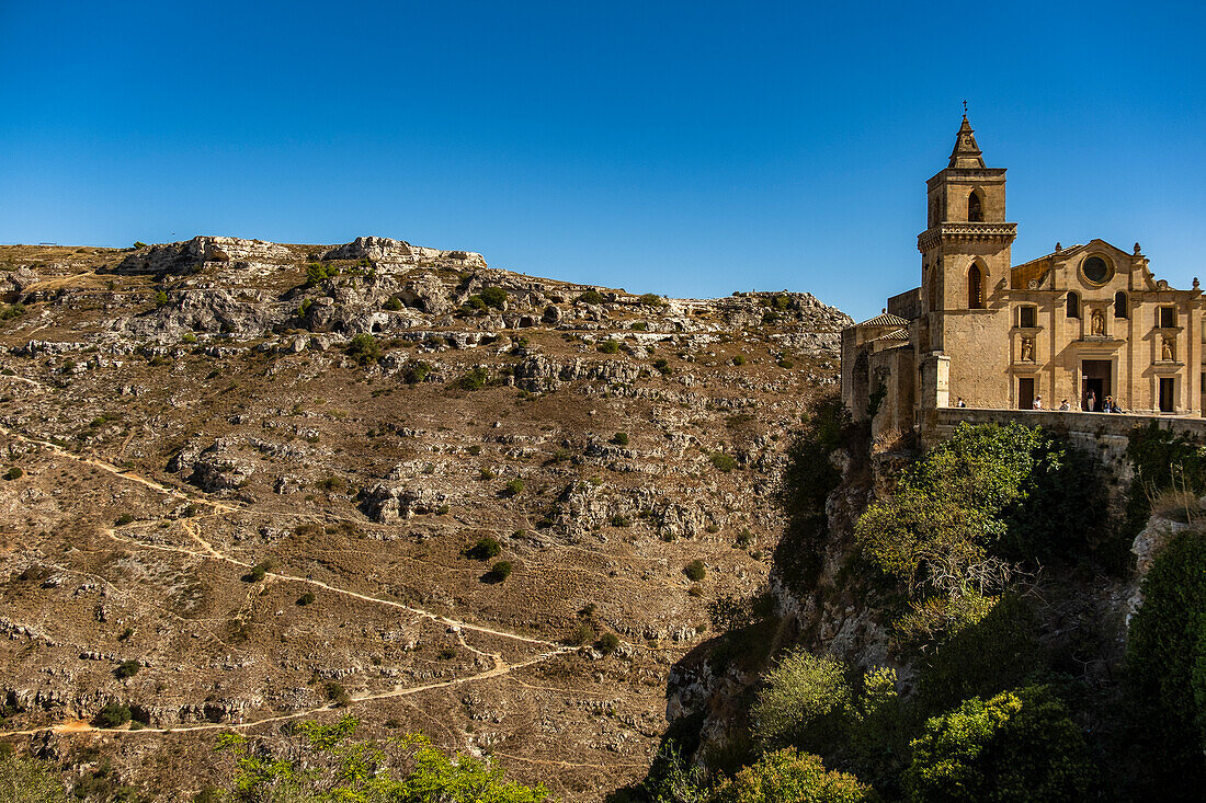  Kirche St. Peter und Paul (San Pietro Caveoso) mit dem Park Murgia Materana (Parco della Murgia Materana) im Hintergrund, Matera, Basilikata, Italien. 