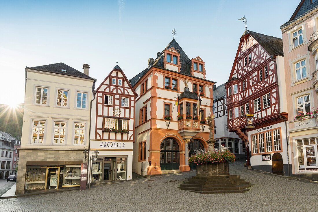 Marktplatz mit mittelalterlichen Fachwerkhäusern, Bernkastel-Kues, Mosel, Rheinland-Pfalz, Deutschland