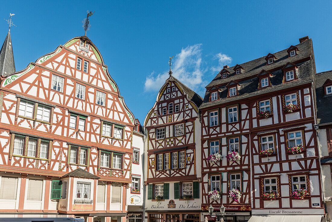 Marktplatz mit mittelalterlichen Fachwerkhäusern, Bernkastel-Kues, Mosel, Rheinland-Pfalz, Deutschland