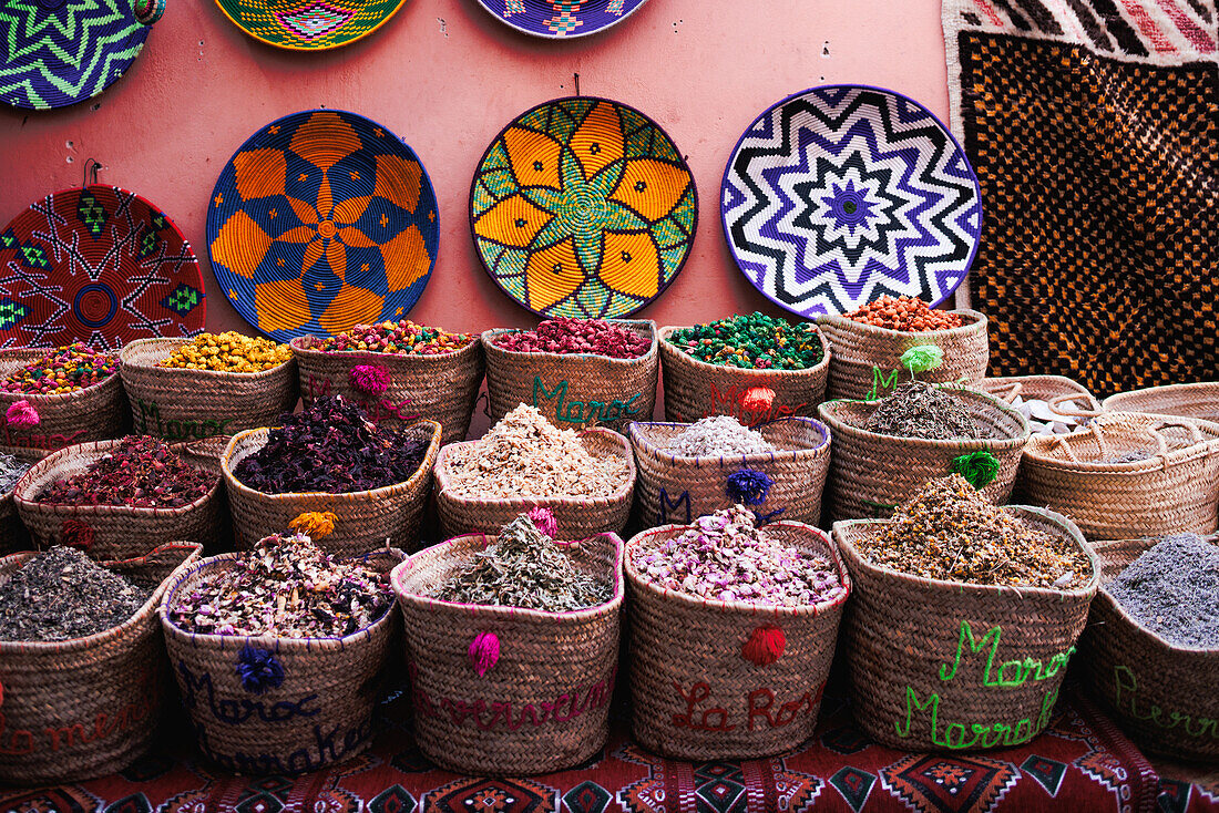 Körbe mit Weihrauch und traditionellen Waren, Marrakesch in Marokko