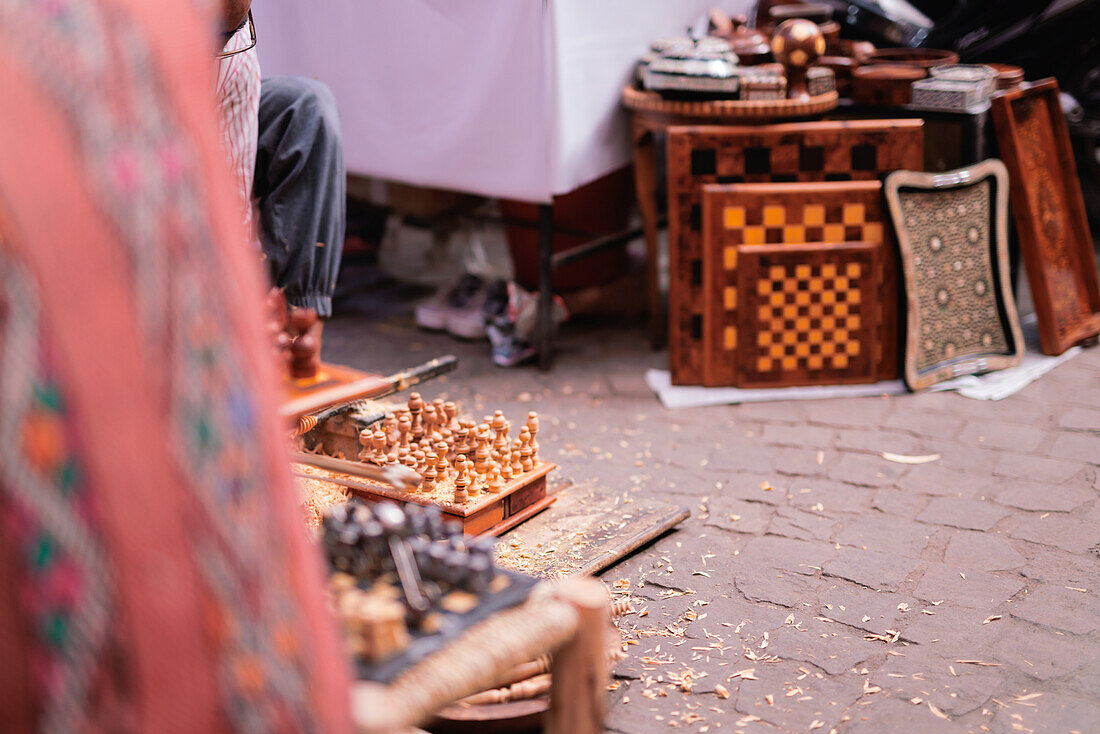 Schachbrett und Schachfiguren handgeschnitzt in der alten historischen Medina von Marrakesch, Marokko