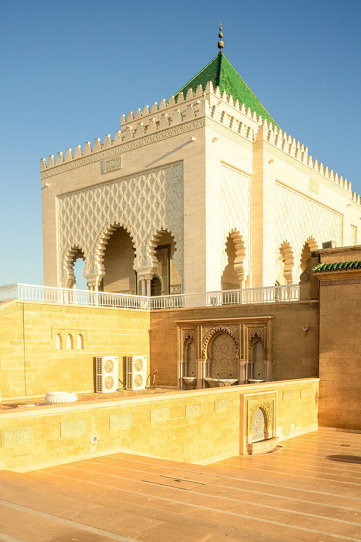 Kulturelle Sehenswürdigkeit, der Hassan-Turm in Rabat, Marokko, in der Abendsonne.